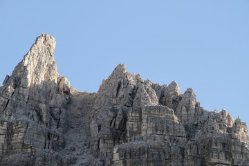 Fototapeta premium Dolomiten Wanderung im Herbst rund um die Drei Zinnen mit schöner Bergkulisse zur Drei-Zinnen-Hütte in Südtirol Italien Europa
