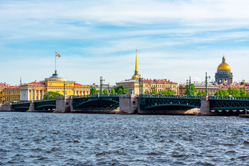 Obraz premium Palace bridge with St. Isaac's Cathedral and Admiralty building, Saint Petersburg, Russia