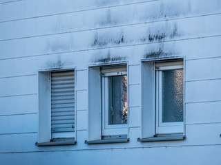 Feuchte und verschmutzte Hauswand