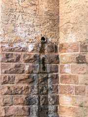 Feuchte Sandstein Wand an Brückenpfeiler