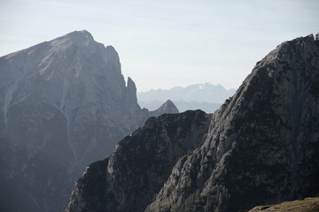 Fototapeta na wymiar Dolomiten Wanderung im Herbst rund um die Drei Zinnen mit schöner Bergkulisse zur Drei-Zinnen-Hütte in Südtirol Italien Europa