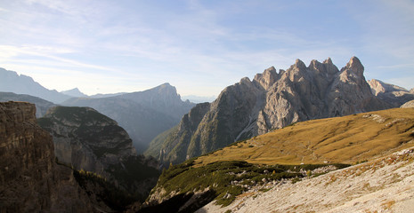 Fototapeta premium Dolomiten Wanderung im Herbst rund um die Drei Zinnen mit schöner Bergkulisse zur Drei-Zinnen-Hütte in Südtirol Italien Europa