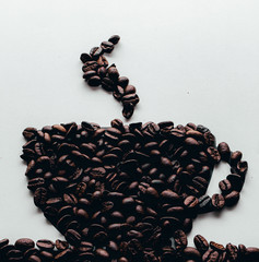 Ziarna kawy ułożone w kształt filiżanki
