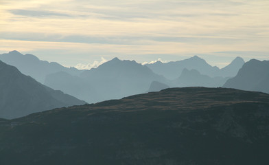 Dolomiten Wanderung im Herbst rund um die Drei Zinnen mit schöner Bergkulisse zur Drei-Zinnen-Hütte in Südtirol Italien Europa