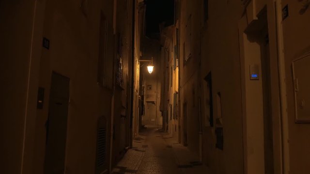 Kleine Stra&szlig;e in Saint Tropez bei nacht, sch&ouml;ne mediterrane Gasse in S&uuml;d frankreich, Frankreich