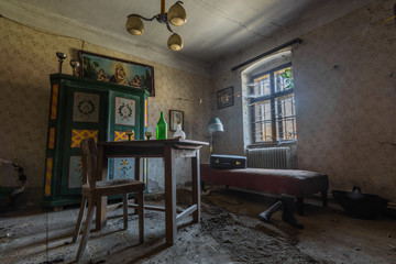zimmer mit bunten kasten und tisch mit sessel