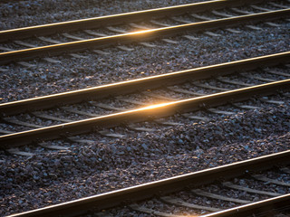 Fototapeta premium Bahnschienen reflektieren Sonnenlicht