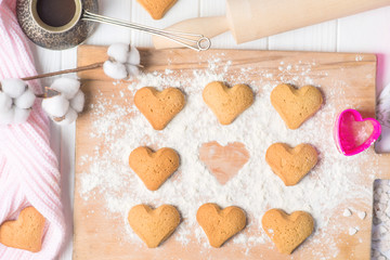 heart-shaped cookies, candles, cotton flowers, a pink scarf, a cozy photo for the blog on Valentine's Day, a flat layout in the photo.