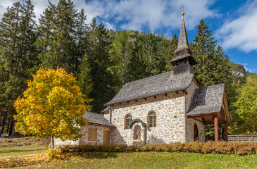 Fototapeta na wymiar Kapelle am Pragser Wildsee