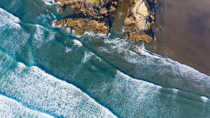 Fototapeta premium Aerial View Beach, Ocean and Rock of Piha, New Zealand