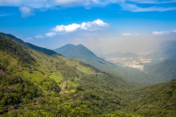 Obraz premium Widok Z Lotu Ptaka W Brazylijskiej Dżungli W pobliżu Paranapicaba. Rainforest Mountains, Country Road, Blue Sky With Beautiful Clouds, Sao Paulo District. Niesamowite miejsce.