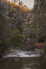 Portugal casas antigas de pedra na floresta à beira rio
