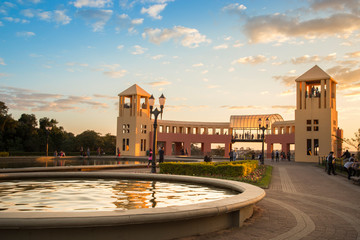 Curitiba, Paraná, Brasil: Pôr do sol proximo a fonte de água no Parque Tanguá em Curitiba