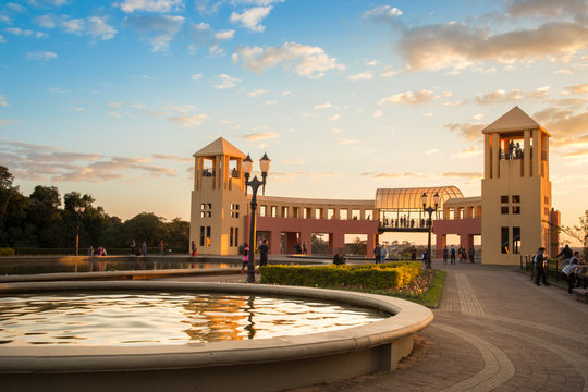 Curitiba, Paran&aacute;, Brasil: P&ocirc;r do sol proximo a fonte de &aacute;gua no Parque Tangu&aacute; em Curitiba