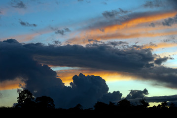  Dramatic sunset in rural area of ​​Guatemala, silhouettes of trees and outdoor space, impressive cloud in the sky and play of light.