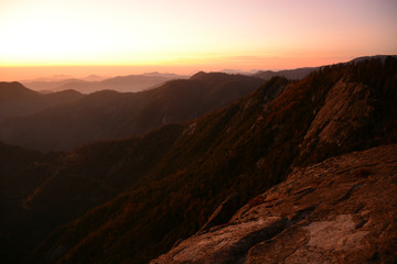 Naklejka premium Beautiful view from the top of Moro Rock during the sunset in Sequoia National Park, CA, USA