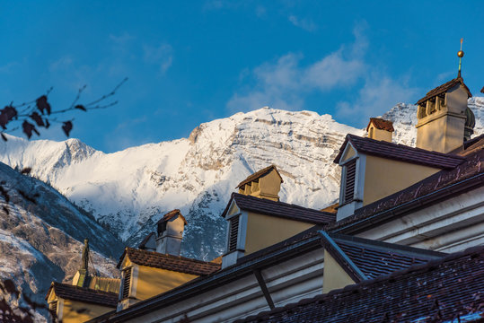 Dachgaupen vor verschneiten Bergen, Hall in Tirol