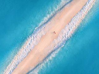 Papier Peint photo Lavable Zanzibar Aerial view of transparent blue sea with waves on the both sides and people on sandy beach at sunset. Summer holiday in Zanzibar, Africa. Tropical landscape with lagoon, white sand and ocean. Top view
