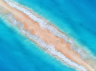 Photo sur Plexiglas Zanzibar Vue aérienne de la mer bleue transparente avec des vagues des deux côtés et plage de sable vide au coucher du soleil. Vacances d& 39 été à Zanzibar, Afrique. Paysage tropical avec lagon, sable blanc et océan. Vue de dessus