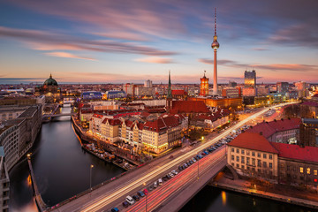 Obraz premium Widok z lotu ptaka na Berlin Alexanderplatz z wieżą telewizyjną o zachodzie słońca