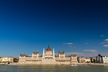 Obraz premium Wide angle Hungarian Parliament Building with copyspace.