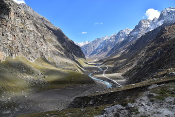 インドのヒマラヤ山岳地帯　スピティ谷の絶景　美しい山と渓谷と青空