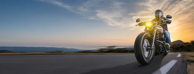 Foto op Plexiglas motor op de weg rijden. plezier hebben tijdens het rijden op de lege snelweg tijdens een motorreis © AA+W