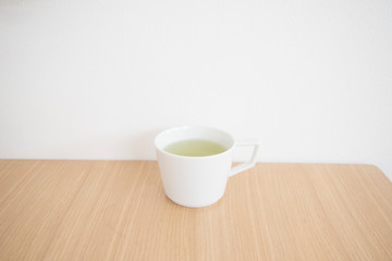 白いマグカップと緑茶
