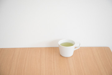 Fototapeta na wymiar 白いマグカップと緑茶