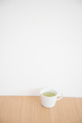 白いマグカップと緑茶