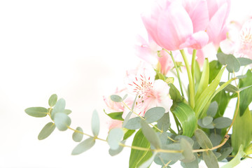 ピンク系の花とグリーン　花　植物　アップ　　ピンク　グリーン　白い花瓶とピンク系の花　おしゃれ　アレンジ　春　季節　自然光　光　明るい　白い壁　白背景　フラワーアレンジメント　インテリア写真　春の花　家　白バック