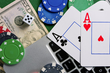 Obraz premium Online casino, poker. Background for business online games, poker, blackjack game. Online card games. Laptop, money and chips.
