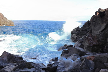 岩場に打ち寄せる波
