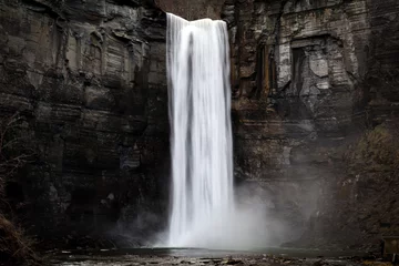  taughannock valt een zijdezachte waterval tegen een rotswand met opspattend water aan de basis © Daniel