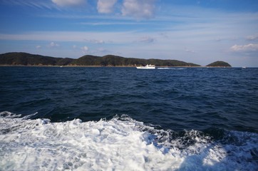 小さな船が見える海