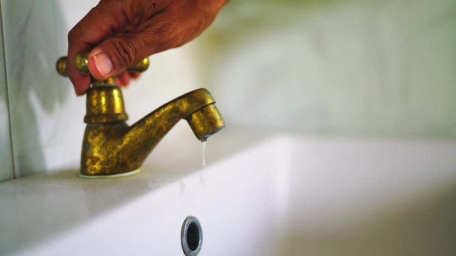 hand turn off tap water