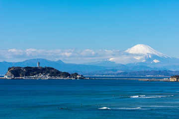 神奈川県稲村ケ崎から望む江の島と富士山