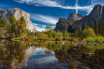 Fototapeta na wymiar Merced River view of Yosemite Valley