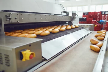 Foto op Plexiglas Automatische bakkerijproductielijn met brood in bakkerijfabriek © Studio Romantic