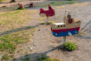 夕方の公園の遊具