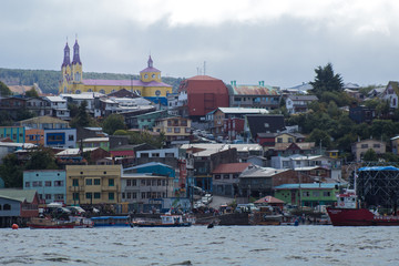 Fototapeta premium Castro chiloé desde el mar vista a la catedral, patrimonio de la humanidad re de iglesias de chile