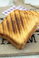 deux croque-monsieur toasté sur une table