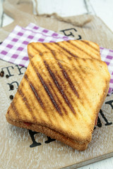 deux croque-monsieur toasté sur une table