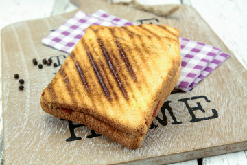 deux croque-monsieur toasté sur une table