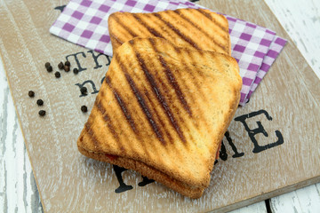 deux croque-monsieur toasté sur une table