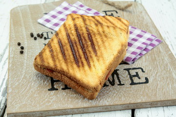 deux croque-monsieur toasté sur une table