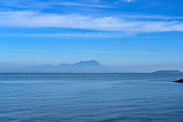 Fototapeta na wymiar 天草から見た雲海たなびく朝の雲仙普賢岳の情景＠熊本
