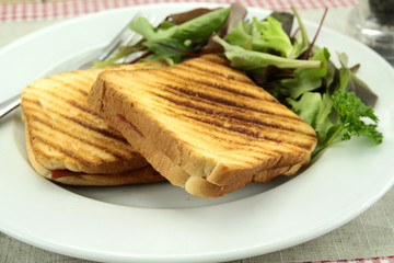deux croque-monsieur toasté sur une table