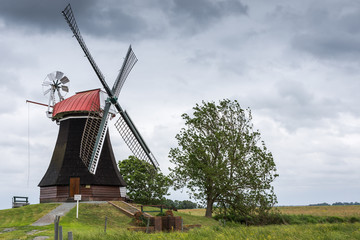Typische Landschaft in Ostfriesland mit Windmühle nahe der Stadt Leer, Niedersachsen, Deutschland