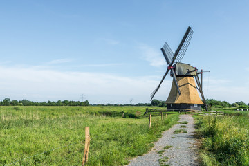 Fototapeta premium Wedelfelder Wasserschöpfmühle, historische Windmühle in ländlicher Umgebung, Ostfriesland, Niedersachsen, Deutschland